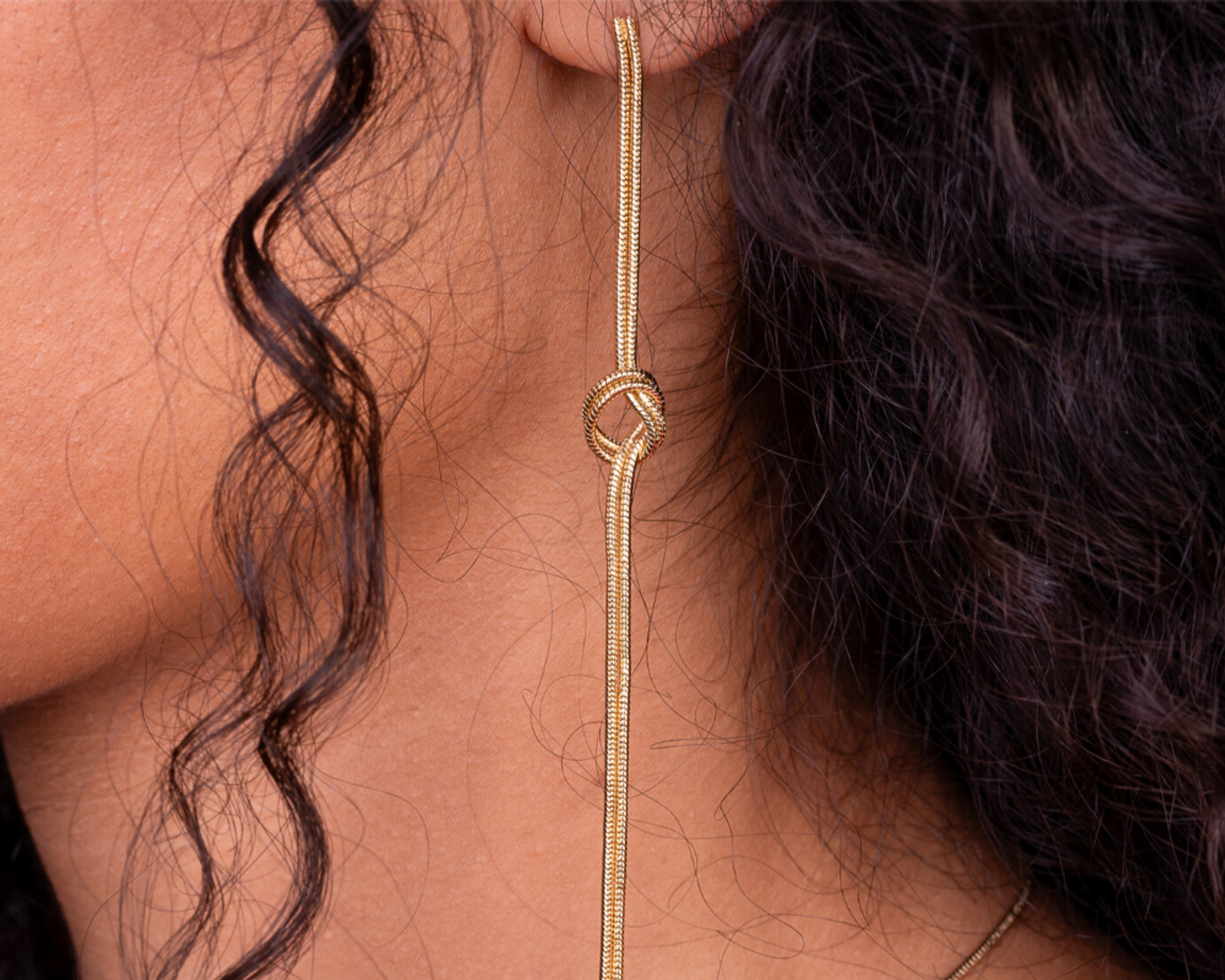 "Dangling knot earrings from the Classic collection (P10776AU)"