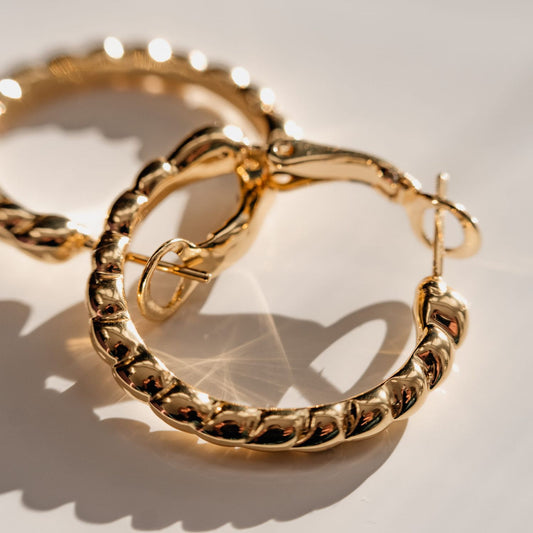 "Gold-plated pretzel hoop earrings from the Classic collection (P13126AU)"