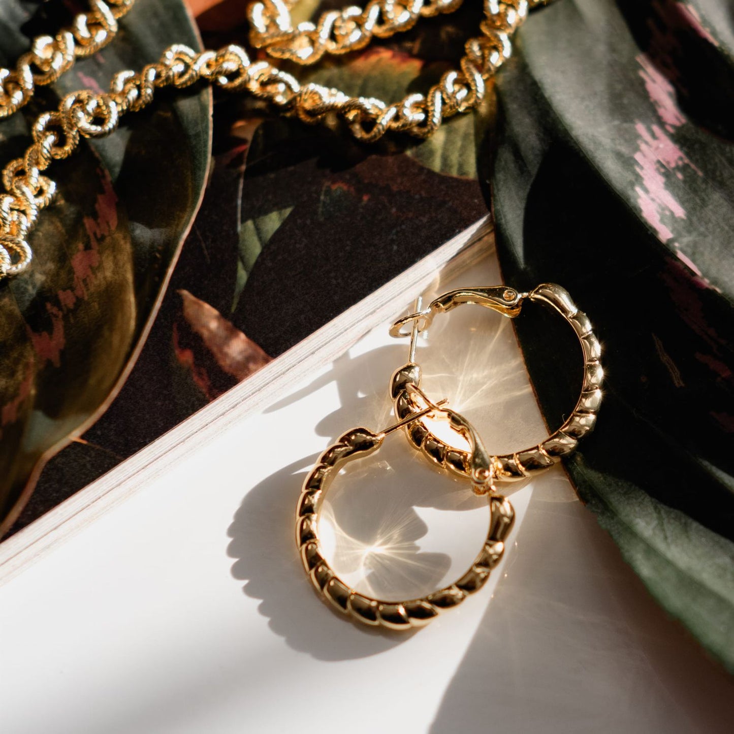 "Gold-plated pretzel hoop earrings from the Classic collection (P13126AU)"