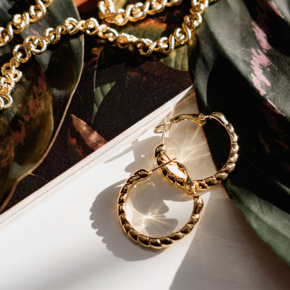 "Gold-plated pretzel hoop earrings from the Classic collection (P13126AU)"